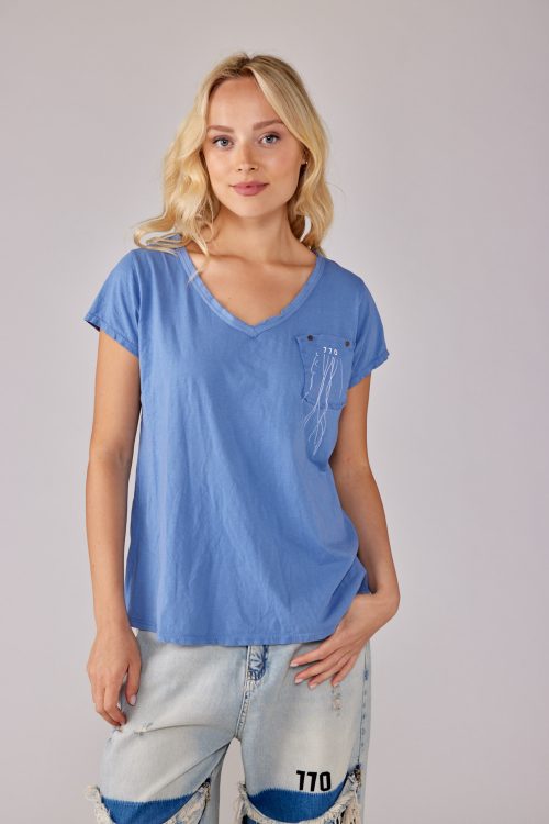 V-neck t-shirt with pocket 770