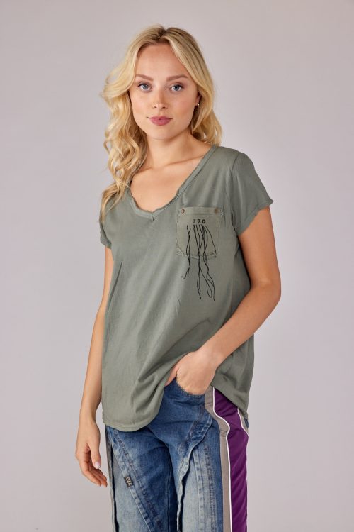 V-neck t-shirt with pocket 770