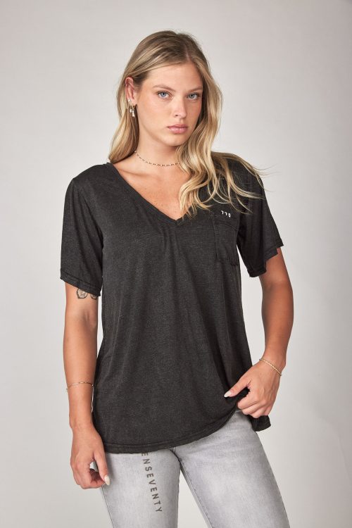 V-neck t-shirt with pocket 770