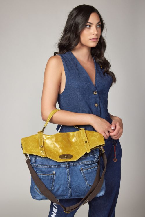 Jeans and leather bag 770