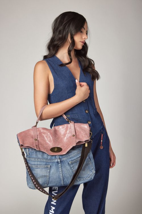 Jeans and leather bag 770