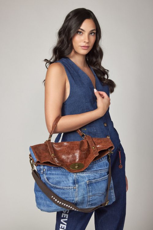 Jeans and leather bag 770