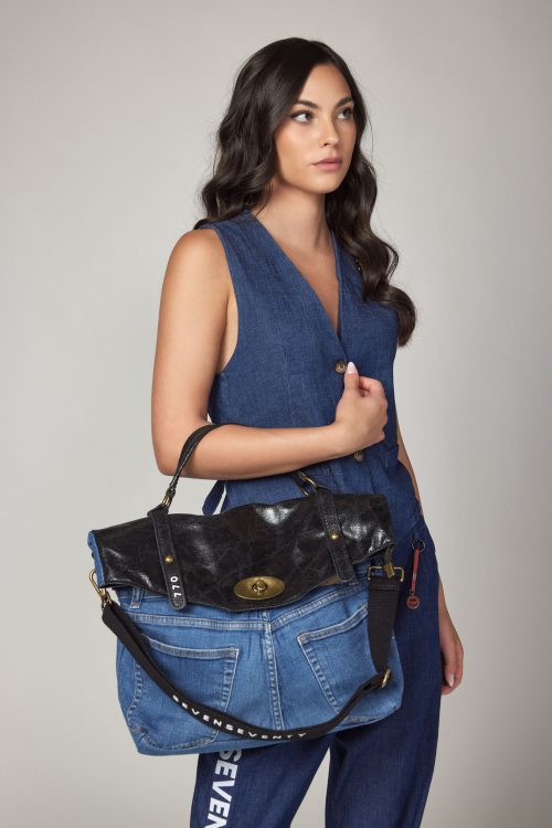 Jeans and leather bag 770