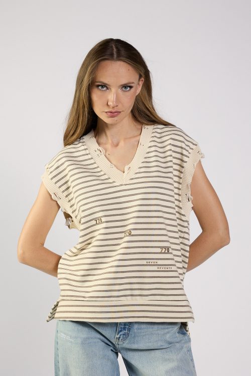 Sleeveless V-neck shirt 770